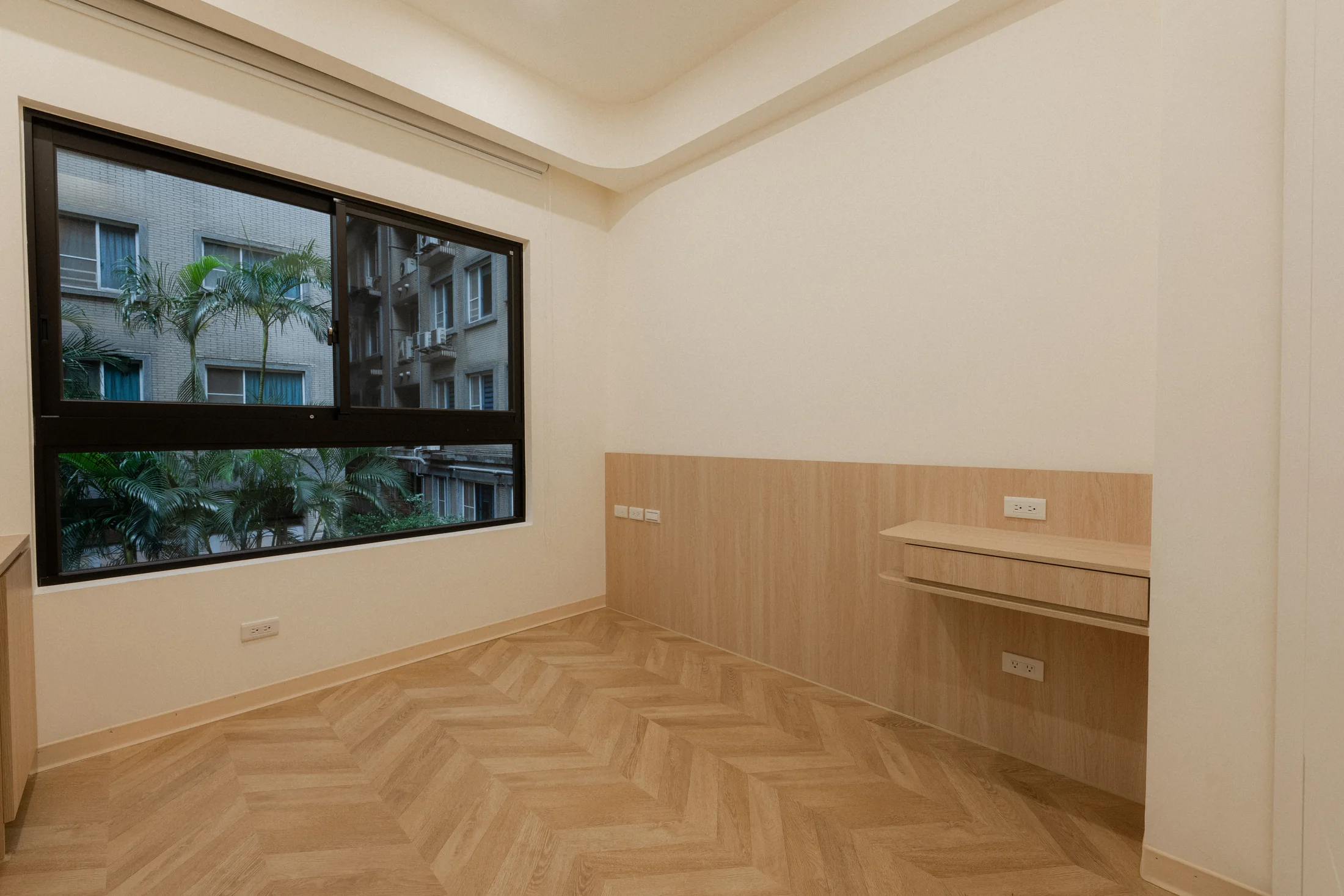 新店住宅書桌收納實景，木作檯面、層架與窗邊採光